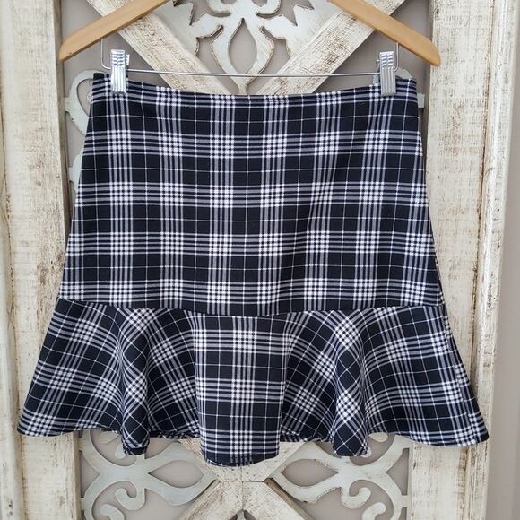 Jinx Women's Junior Ruffle Hem Plaid Skirt in Black & White Size Medium - Picture 1 of 5